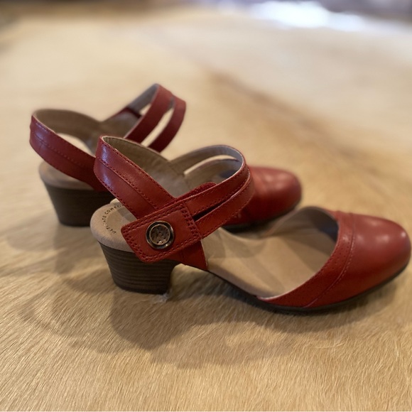 6W Clarks Valarie Rally Red LEATHER Sandals Wedge - Picture 3 of 3